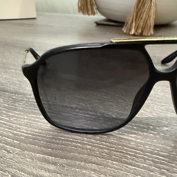 Carrera Black and Gold Sunglasses. - Picture 3 of 10